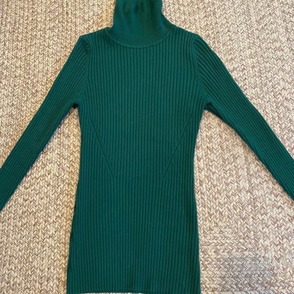 Hunter green slim turtleneck, size M/L - Picture 2 of 2